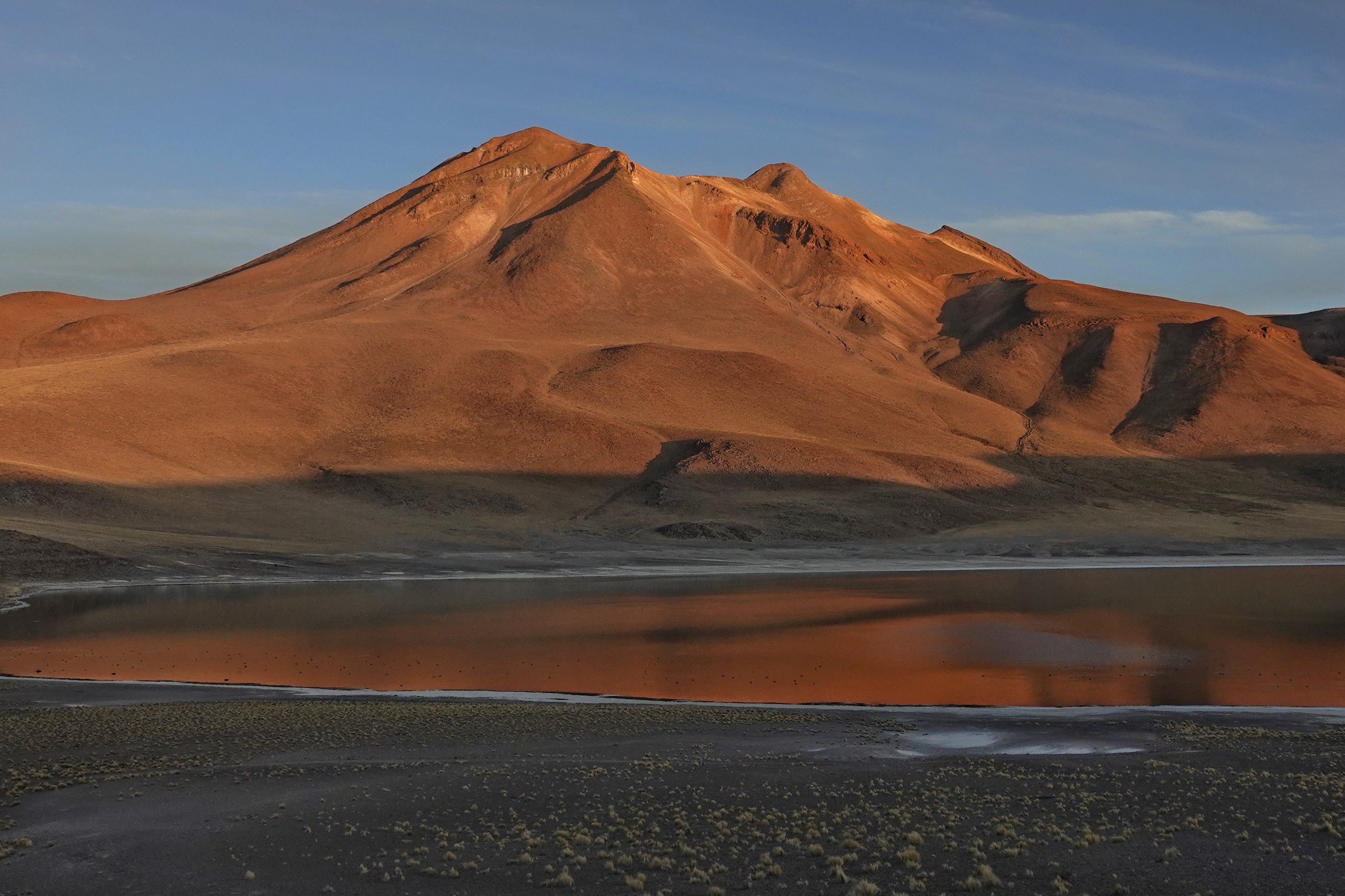 Montagne rouge et lagune sombre